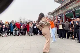 天津水上公园，大爷非要和大美妞儿跳舞视频封面