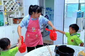 梅子做了几种美食，让儿女带去学校，跟小朋友一起分享快乐视频封面