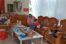 农村家庭主妇的生活，宝宝饿了，妈妈喂白粥给宝宝吃视频封面