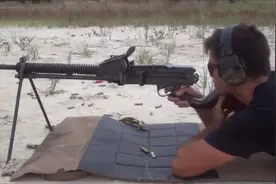 日本大正十一式轻机枪，绰号“歪把子”，设计另类，性能也不咋地