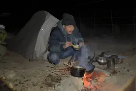 作死小伙零下十多度露营过夜，天寒地冻捡牛粪生火煮羊肉火锅吃视频封面