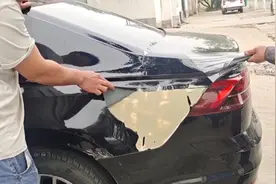 小伙花40多万买了一辆大众，撕掉隐形车衣油漆竟然大块的脱落视频封面