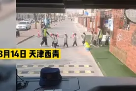 天津西青：消防员出警归队偶遇小朋友敬礼视频封面
