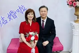 64岁名嘴赖岳谦官宣二婚！小12岁妻子曝光，身材窈窕容颜惊艳惹眼