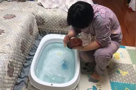 月嫂阿姨在家里帮我洗澡了🛁！视频封面