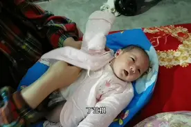 给孩子洗洗身上奶腥味好重，孩子身上还有好多皮没有褪完视频封面