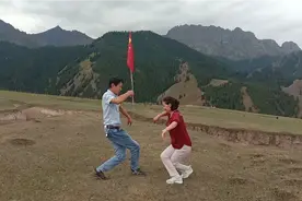 我的哈萨克族好朋友哈德力、古丽夫妻自家牧场翩翩起舞！视频封面