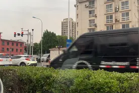 这路口辅路右拐可以不受灯控竟然有人还不知道，把后面车急坏了！视频封面