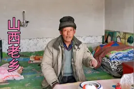 河北张家口农村大爷，老家也是山西的，住房屋里烧火炕摆大红柜视频封面