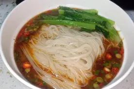 酸汤面的家常做法，5分钟就搞定，酸辣开胃特好吃