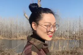 女同学为纪念和农村小伙正式恋爱关系，亲手为小伙编织青丝手绳。