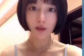 搞笑合集:美女教你如何性感的喝水。视频封面
