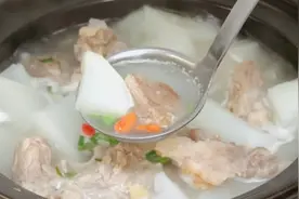 羊肉炖白萝卜汤最忌直接炖，教你羊汤馆秘制做法，汤色奶白无膻味视频封面