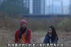 我们聊天时给火车让出了将近一半的画面，为的是那缓缓开过的瞬间视频封面