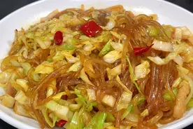 原来包菜炒粉条是这样做，难怪以前做的不好吃老粘锅，技巧在这里