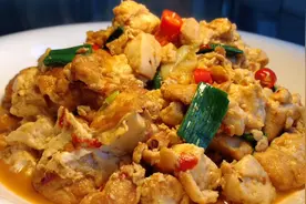 厨师长教你豆腐鸡蛋的家常做法，步骤详细，咸香微辣下酒又下饭视频封面