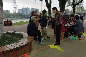 欣赏公园风景，一首《开心快乐做自己》分享老年人开心🤗