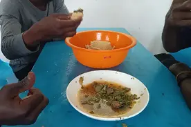 这几个非洲员工在吃敷敷
