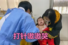 小若汐打针嗷嗷哭，可把爸爸心疼坏了，回到家奶奶赶紧抱过去视频封面