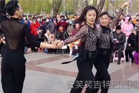 妈妈和儿子女儿一起跳舞，高颜值舞姿美，可后面跳乱了，快来围观视频封面