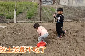 三岁女儿的五一假期，回奶奶家太兴奋，挖土上瘾，饭都不吃了视频封面