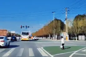 非常好听的国产电声轻音乐《小微》奉献给大家。视频封面