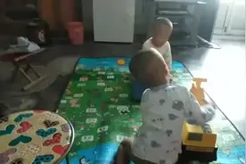 哥俩在家相互玩推车～弟弟扔给哥哥，哥哥机智应对～看样子还习惯视频封面
