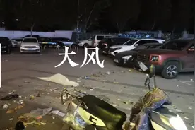 大风！大风！感受一下郑州9-10级大风！小型龙卷风！垃圾满天飞视频封面