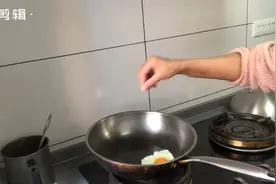 奶奶说萝卜汤烩饺子吃了好消化，外加一个鸡蛋一天的热量都够了视频封面