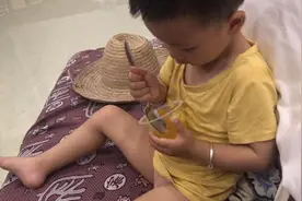 两岁宝宝吃果冻，自己拿着勺子挖着吃，一大碗吃的干干净净的视频封面