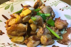 孩子特别爱吃这样炒的鸡肉，葱香浓郁，肉质滑嫩，吃一口停不下来