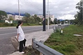 我儿子十岁了连自行车不会骑？他妈妈今天一把手的教他骑自行车。视频封面