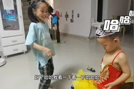 家有姐弟，弟弟穿着姐姐公主裙跳舞，唱没有共产党就没有新中国视频封面