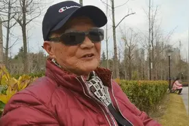 上海83岁爷叔退休金高，笃悠悠在家安心养老，每天骑助动车去公园