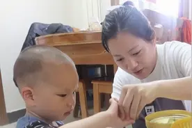 22个月萌娃断奶第一天，抱着奶瓶自主入睡，婆婆说了啥惹儿媳大哭视频封面