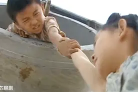 可怜的小女孩被好心人抱回家，可这确是她悲惨命运的开始视频封面