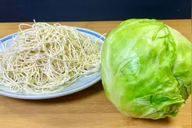 面条配包菜没想到这么好吃，我家一周吃7次，做法简单，营养美味