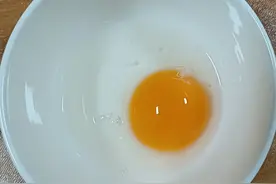 鸡蛋有什么营养？答：它含有蛋白质,维生素A,D,E多维元素组成,视频封面