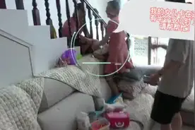 熊孩子又被卡住了，这次罪魁祸首是楼梯图片