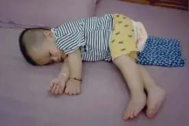 妈妈生气了不理我 自己玩着玩着睡着了 给你换个位置继续睡吧视频封面