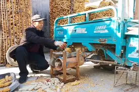 老人用废管子，制作了一个玉米脱粒神器，效率真高一天能脱八亩地视频封面