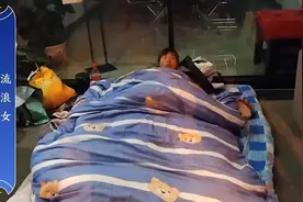 流浪女燕子又被家人赶出来了，又住在万盛街了视频封面