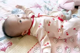 出生四个多月的宝宝最近一直啊啊叫唤，声音真是越来越大了！