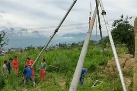 四川凉山农村电网改造，简单的滑轮装置，10分钟不到就立一根电杆视频封面