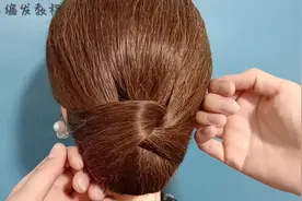 喜婆婆穿旗袍这样搭配发型，气质端庄又温婉减龄，三下俩下就搞定视频封面