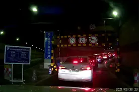 夜晚中成都东站的地下停车场视频封面