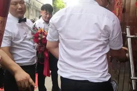 结婚新习俗：新郎叫新娘开门！视频封面