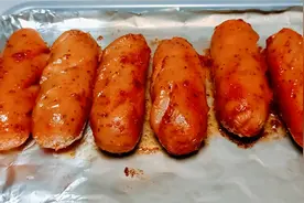 烤箱烤香肠：准备成品黑椒香肠，十五分钟就可吃到香喷喷的烤肠啦