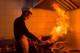 看文大哥如何一个人做出十几个菜，一人分两角！客人都夸味道霸道