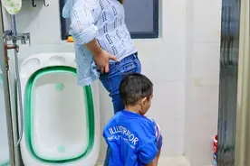 沙雕妈妈都是这样引导男孩子撒尿的？视频封面